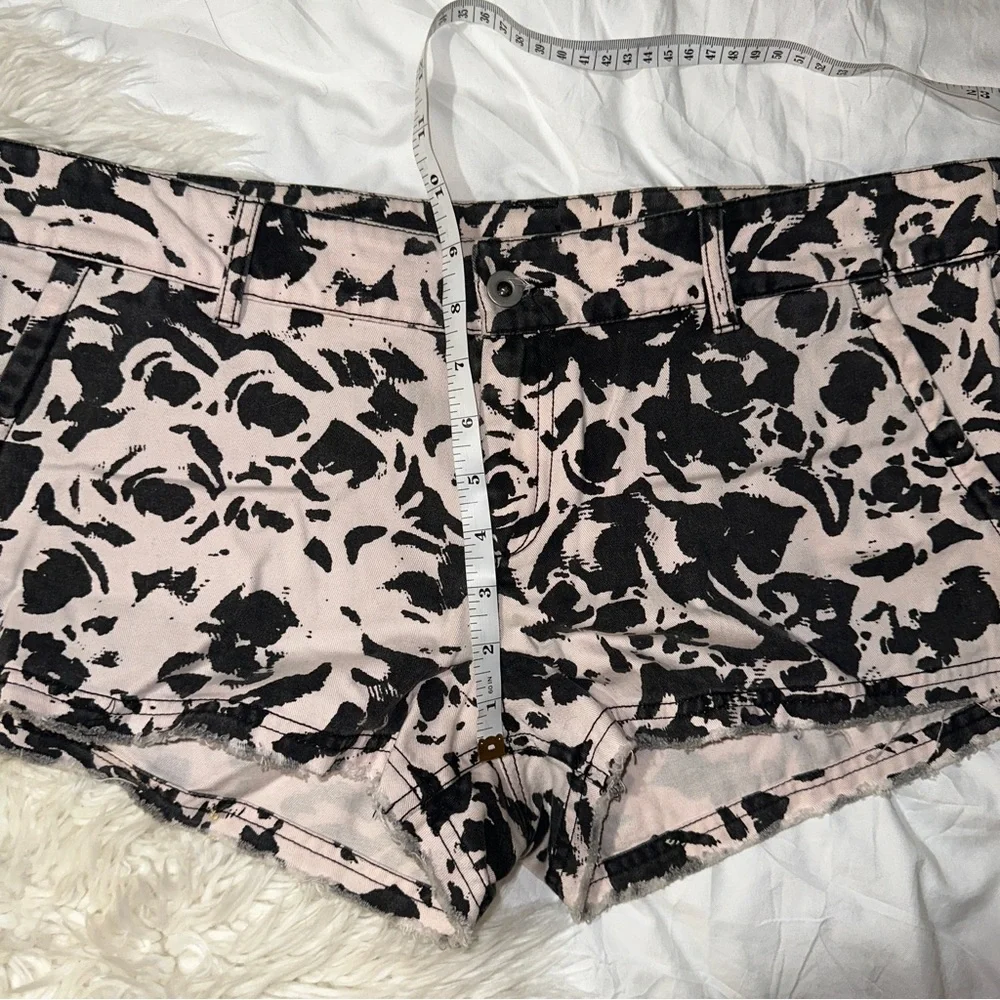 DC Shoes | Y2K Abstract Floral Rose Print Denim Mini Shorts Pink Black Size 29